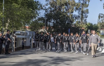 La plantilla de los Dragones Azules estuvo en el Hospital CUF de Oporto visitando a su portero Iker Casillas.