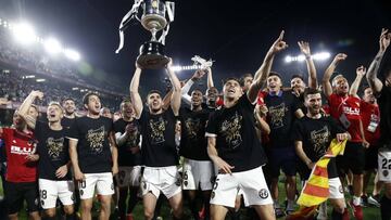 Los jugadores del Valencia, celebrando la Copa ganada en Sevilla. 