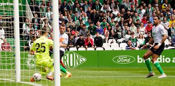 Gol de ??igo Vicente, del Racing, marcando entre las piernas de Luca Zidane, del Eibar.