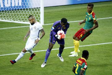 Moscow (Russian Federation), 18/06/2017.- Goalkeeper Fabrice Ondoa (C) of Cameroon catches the ball in front of Arturo Vidal (L) of Chile during the FIFA Confederations Cup 2017 group B soccer match between Cameroon and Chile at the Spartak Stadium in Moscow, Russia, 18 June 2017. (Camerún, Moscú, Rusia) EFE/EPA/SERGEI CHIRIKOV