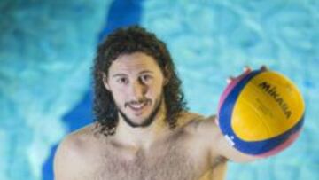 Gustavo Echenique posa en las piscinas del CAR de Madrid.