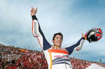 El campeón del mundo de Moto GP, el piloto español Marc Márquez, celebra su título al terminar tercero en la última prueba del mundial el Gran Premio de la Comunidad Valenciana disputado en el Circuito Ricardo Tormo en Cheste