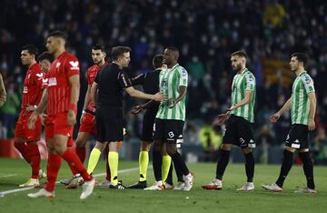 Tras el gol del empate de Fekir, Joan Jordán fue agredido desde la grada con el lanzamiento de un palo y el encuentro fue suspendido.
  