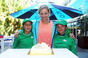 Angelique Kerber celebra su 29 cumpleaños junto a dos recogepelotas