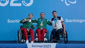 Diego López, al centro, medallista de oro en los Juegos Parapanamericanos de Santiago de Chiel