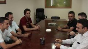 <b>REUNIÓN. </b>La Agrupación de Peñas se reunió ayer con el consejero Antonio Rocamora en el estadio.