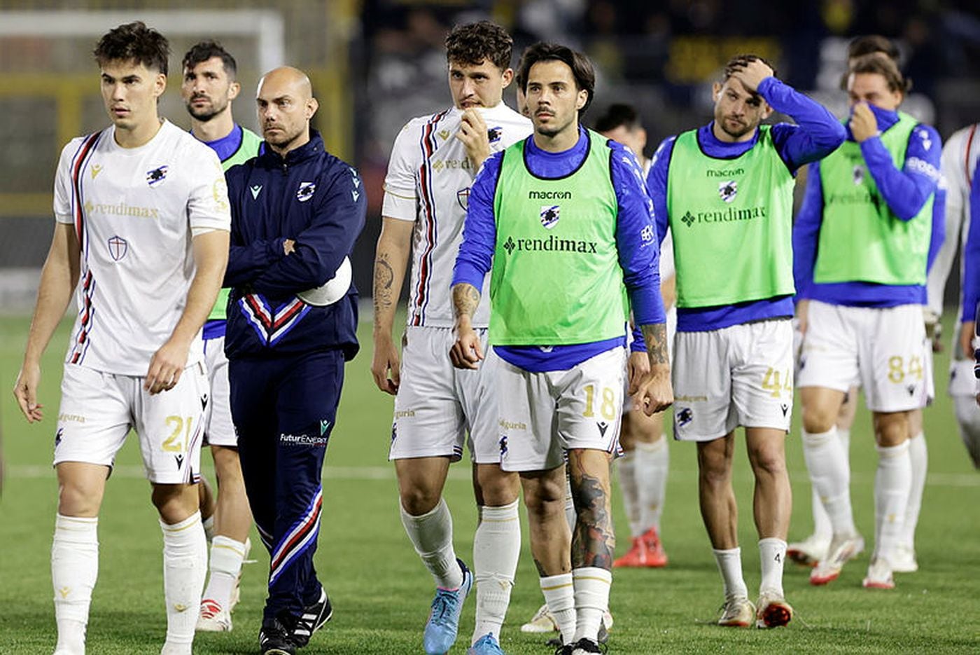 Los jugadores de la Sampdoria, desolados tras el descenso.