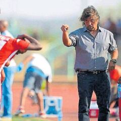 El entrenador más exótico que se ofreció para ir a Colo Colo