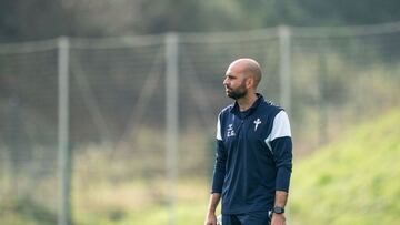 El técnico Claudio Giráldez, durante un entrenamiento del Celta.