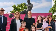 Iniesta con su familia, que viaja con él a Alemania, ante la escultura en su honor por el gol en el Mundial 2010.