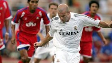 <B>EL PRIMERO. </B>Zidane encarriló el partido al transformar un penalti cometido sobre Owen.
