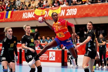 Nacida en Lisboa, asentada en Valencia, y nacionalizada española e internacional española de balonmano, tiene 34 años y fue madre a los 32. Estuvo doce meses parada, para regresar al Nantes, Esta temporada, en su nuevo club rumano, se lesionó de gravedad en el otoño y se perdió el Europeo y el Preolímpico aunque espera estar en Tokio con las Guerreras. Lo único positivo de la lesión es que, reconoce, ha podido pasar más tiempo con Jesús, que nació en abril de 2019