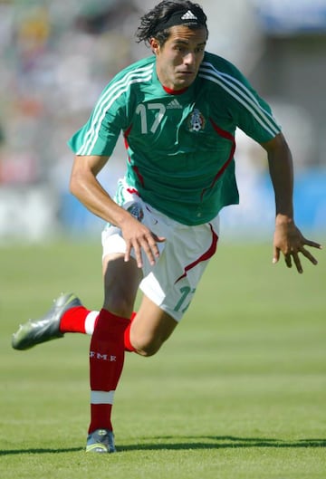 Valadez debutó en 2007 frente a Nigeria. Sólo jugó dos minutos en el empate a dos. Volvió a ver acción tres días después en contra de Guatemala y luego nunca fue convocado otra vez.