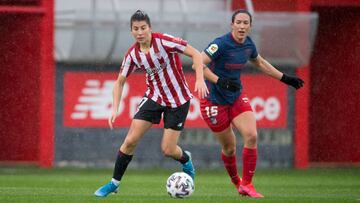 Lucía y Meseguer pugnan por el balón.