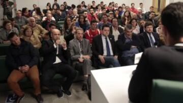 Encuentro con los Ases en el saln de actos de Caja Rural en Sevilla con directivos, jugadores y aficin del conjunto hispalense. 