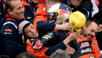 Race winner Red Bull KTM Ajo&#039;s Turkish rider Can Oncu celebrates with teammates winning the Moto3 race of the Valencia Grand Prix at the Ricardo Tormo racetrack in Cheste, on November 18, 2018. (Photo by JAVIER SORIANO / AFP)
