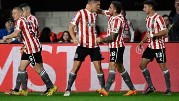 Estudiantes de La Plata's forward Guido Carrillo (C) celebrates with his teammates after scoring a goal during the Copa Sudamericana round of 16 first leg football match between Argentina's Estudiantes de la Plata and Brazil's Goias at the Jorge Luis Hirschi stadium in La Plata, Argentina, on August 2, 2023. (Photo by Luis ROBAYO / AFP)