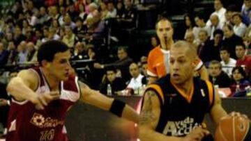 <b>ASPIRAN A TODO. </b>Chris Thomas, defendido por Nico Gianella.