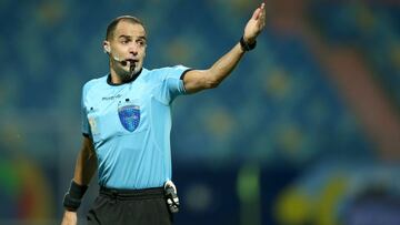 GOIANIA, BRAZIL - JULY 02: Referee Esteban Ostojich reacts during a quarterfinal match between Peru and Paraguay as part of Copa America Brazil 2021 at Estadio Olimpico on July 02, 2021 in Goiania, Brazil. (Photo by Alexandre Schneider/Getty Images)