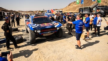 Uno de los Ford, en un 'pit-stop' durante el Dakar 2026.