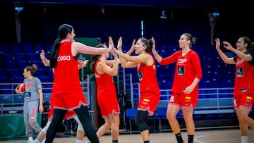 Megan Gustafson, Maite Cazorla, Cristina Ouviña, Raquel Carrera y Andrea Vilaro, durante un entrenamiento de la Selección en Sopron (Hungría).