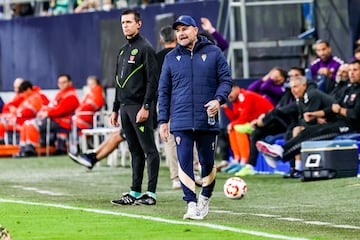 Paco López en el banquillo del Nuevo Mirandilla en el enfrentamiento del Cádiz frente al Eldense en la segunda ronda de la Copa del Rey en la noche de hoy.