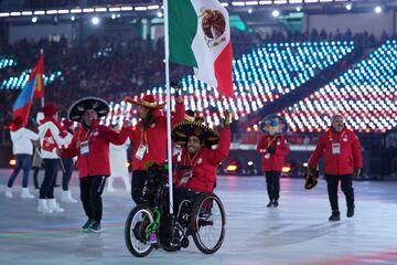 Sonriente, Arly Velásquez es quien carga la bandera de México en el estadio  este viernes 9 de marzo de 2018. 