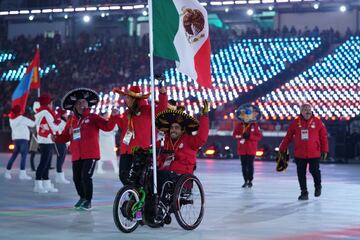 Sonriente, Arly Velásquez es quien carga la bandera de México en el estadio este viernes 9 de marzo de 2018.