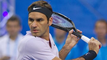 Roger Federer devuelve una bola ante Yuichi Sugita durante su partido individual de la Hopman Cup.