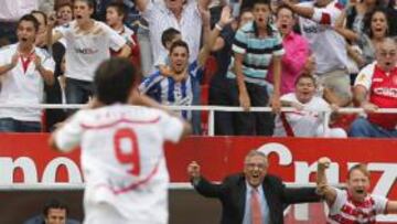 <b>El peronaje:MANZANO</b> El fútbol tiene estos vaivenes. En sólo una semana el Sevilla ya parece aquel de los cinco títulos. Un par de victorias ante Borussia y Atlético han bastado. Quizá sea una cuestión de motivación. Quizá haya sido necesario un lavado psicológico por parte de Manzano, su nuevo técnico. Debe ser eso. Porque ese aspecto Goyo es todo un especialista. Pausado, meticuloso, didáctico, decidido, el técnico andaluz recorre triunfante los banquillos de España aires de profesor de instituto implicado con su alumnado, como en la imagen con Perotti. Ya no ejerce esa profesión, pero el carácter docente lo Sevilla. El equipo tiene mayor autoestima que antes de su llegada. Y esa es su receta. Si uno confía en sí mismo, los demás lo harán en él...