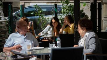 Barcelona limita el aforo en bares (Archivo)