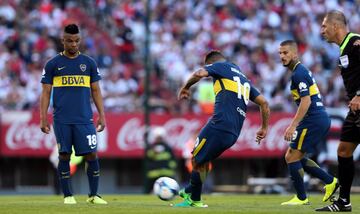 Soccer Football - River Plate v Boca Juniors - Argentine First Division - Antonio V. Liberti stadium, Buenos Aires, Argentina - November 5, 2017 - Boca Juniors' Edwin Cardona shoots to score a goal.