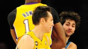 Steve Nash conduce el bal&oacute;n aprovechando un bloqueo de Dwight Howard sobre el espa&ntilde;ol Ricky Rubio en el partido en el que los Lakers se impusieron a los Timberwolves en el Staples Center.