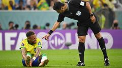 Iranian referee Alireza Faghani (R) gestures to Brazil's forward #10 Neymar during the Qatar 2022 World Cup Group G football match between Brazil and Serbia at the Lusail Stadium in Lusail, north of Doha on November 24, 2022. (Photo by NELSON ALMEIDA / AFP)