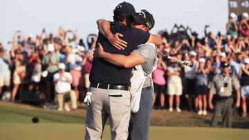 Phil Mickelson se abraza a su caddie, su hermano Tim.