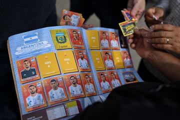 La fiebre por los cromos del Mundial de Qatar ha conseguido que el parque Rivadavia de Buenos Aires, se llene de gente intercambiando cromos. Muchos de ellos hacen fila desde la madrugada para conseguir los pocos sobres disponibles y terminar el albúm del Mundial de Qatar.