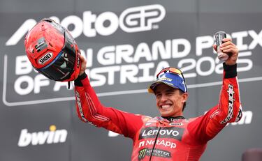 Marc Márquez celebra la victoria en el podio. 