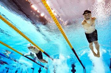 TOKIO, JAPÓN - 26 DE AGOSTO: Tao Zheng del Equipo de China compite en su serie de 100 metros libres masculinos - S5 en el día 2 de los Juegos Paralímpicos de Tokio 2020 en el Centro Acuático de Tokio el 26 de agosto de 2021 en Tokio, Japón.