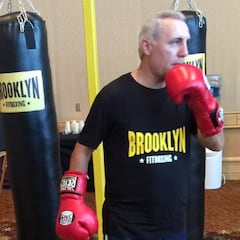 Hristo Stoichkov demuestra sus dotes para el boxeo en Miami