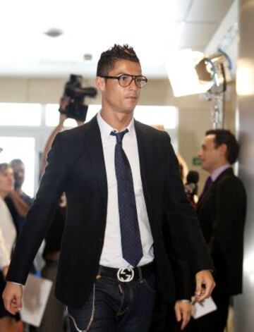 El delantero portugués del Real Madrid, Cristiano Ronaldo, tras firmar hoy con el presidente de la entidad madridista, Florentino Pérez, su renovación como futbolista del equipo, en el que jugará hasta junio de 2018.