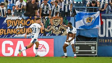 Munir (izquierda) celebra el gol con Duk (derecha), asistente.