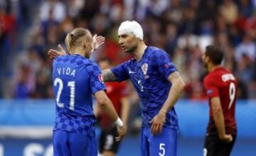 Corluka con la cabeza vendada.