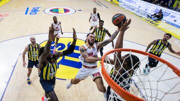 Mike James, del AS Mónaco, rodeado de jugadores nacidos en EE UU: Motley, Booker, Calathes, Hayes y Wilbekin, del Fenerbahçe, y Hall y Loyd, del Mónaco.