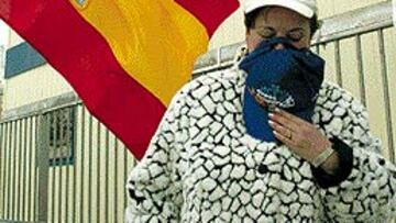 <b>APARECIÓ LA SANTERA.</B> Era el día grande de su discípulo y Justina Agostinho, la santera de Juanito, decidió salir de su escondite. Eso sí, tampoco quiso ser el centro de atención y cubrió su rostro con una gorra.