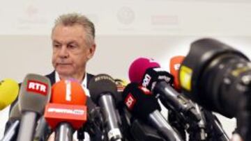 Hitzfeld, anunciando el equipo para el Mundial.