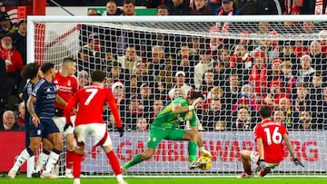 Esta es la atajada del Dibu Martínez que esta nominada a la mejor de la temporada en la Premier League