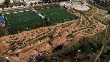 Vista a&eacute;rea de los saltos de tierra y el skatepark de La Poma Bikepark (Premi&agrave; de Dalt, Barcelona), entre los campos de f&uacute;tbol y la autopista. 