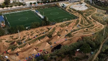 Vista aérea de los saltos de tierra y el skatepark de La Poma Bikepark (Premià de Dalt, Barcelona), entre los campos de fútbol y la autopista.