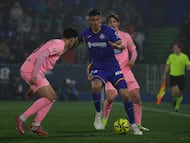 GETAFE, 01/02/2026.- El defensa del Getafe, Zaid Romero (c), controla el balón ante los jugadores del Celta de Vigo durante el encuentro correspondiente a la jornada 22 de Laliga EA Sports que disputan hoy Domingo Getafe y Celta en el Coliseum de la localidad madrileña. EFE / Zipi Aragón.