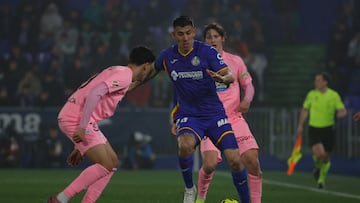 GETAFE, 01/02/2026.- El defensa del Getafe, Zaid Romero (c), controla el balón ante los jugadores del Celta de Vigo durante el encuentro correspondiente a la jornada 22 de Laliga EA Sports que disputan hoy Domingo Getafe y Celta en el Coliseum de la localidad madrileña. EFE / Zipi Aragón.